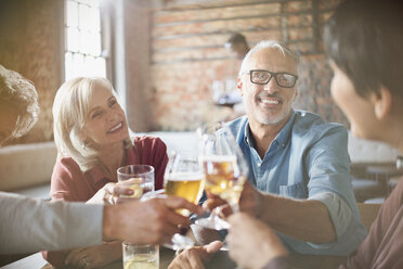 Paare stoßen mit Bier- und Weingläsern am Restauranttisch an - HOXF00014
