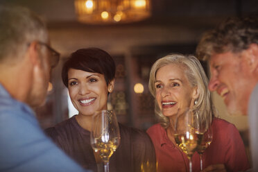 Paare trinken Weißwein und unterhalten sich an der Bar - HOXF00019