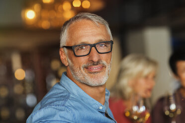 Porträt selbstbewusster Mann mit Brille an der Bar - HOXF00025