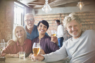 Porträt lächelnd Paare trinken Bier im Restaurant Tisch - HOXF00031