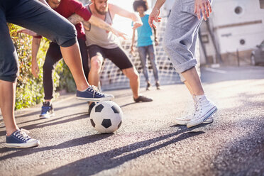 Freunde spielen Fußball in der Sommerstraße - CAIF04197