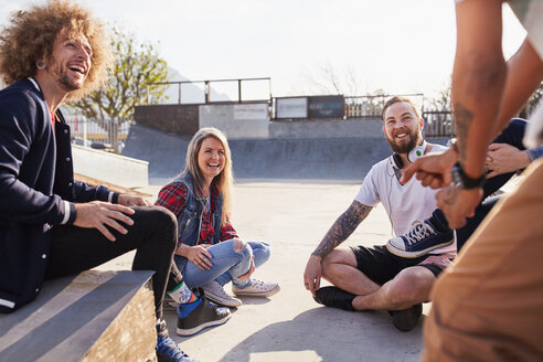 Freunde unterhalten sich und hängen im sonnigen Skatepark ab - CAIF04209