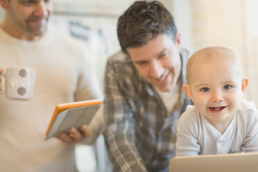Porträt süßes Baby Sohn mit männlichen Homosexuell Eltern mit digitalen Tablet - CAIF04323