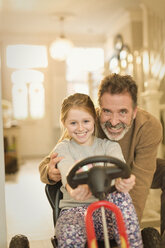 Porträt lächelnd Vater und Tochter Bindung, spielen mit Spielzeugauto - CAIF04344