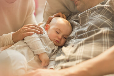 Müdes schlafendes Baby, das mit seinem Vater schläft - CAIF04351