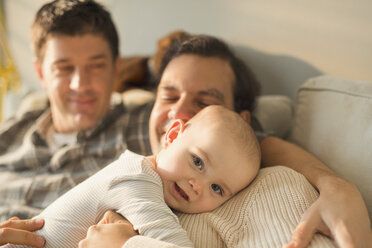 Porträt süßes Baby Sohn kuscheln mit männlichen Homosexuell Eltern - CAIF04352