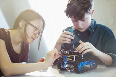 Students assembling robotics in classroom - CAIF04355