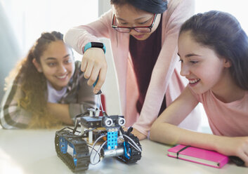 Studentinnen bauen Roboter im Klassenzimmer zusammen - CAIF04361