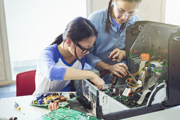 Studentinnen bauen im Klassenzimmer einen Computer zusammen - CAIF04365