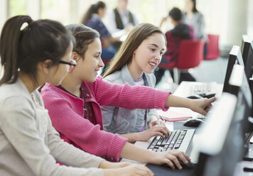Studentinnen lernen gemeinsam am Computer in der Bibliothek - CAIF04368