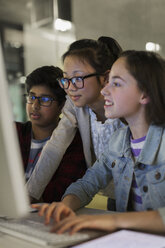 Schüler benutzen Computer im Klassenzimmer - CAIF04391