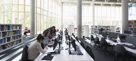 Studenten recherchieren an Computern in der Bibliothek - CAIF04393