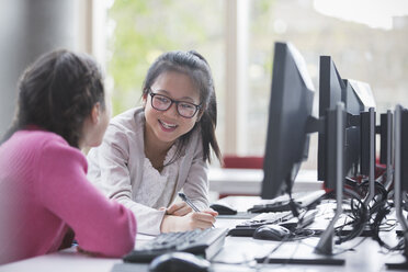 Lächelnde Studentin forscht am Computer im Labor-Klassenzimmer - CAIF04395