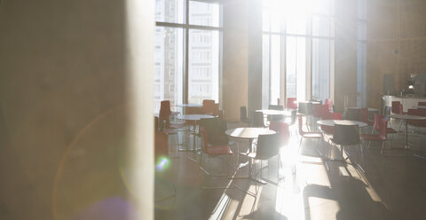 Die Sonne scheint auf die Tische in der Schulcafeteria - CAIF04396