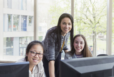 Porträt zuversichtlich, lächelnd weiblichen Lehrer und Mädchen Studenten der Forschung am Computer in der Bibliothek - CAIF04401