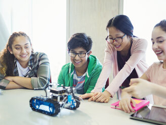 Schüler programmieren und testen Robotik im Klassenzimmer - CAIF04406