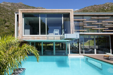 Modernes Haus und Schwimmbad - CAIF04419