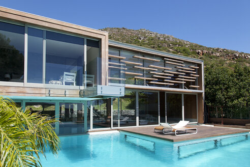 Modernes Haus mit Schwimmbad - CAIF04421