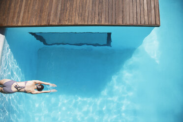 Frau im Luxus-Swimmingpool - CAIF04427