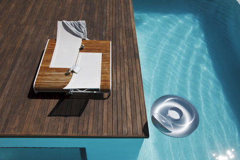 Liegestühle an Deck am Luxus-Pool - CAIF04430