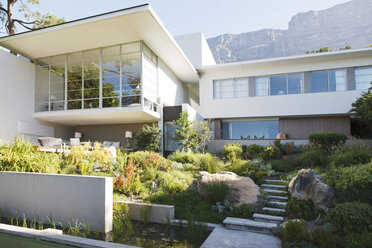 Landschaftsbau im Vorgarten eines modernen Hauses - CAIF04511