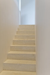 Treppenhaus eines modernen Hauses - CAIF04521