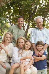 Porträt einer lächelnden Mehrgenerationenfamilie - CAIF04537