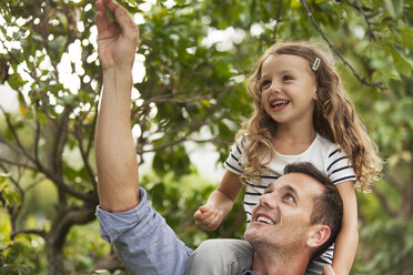 Father carrying daughter on shoulders - CAIF04543