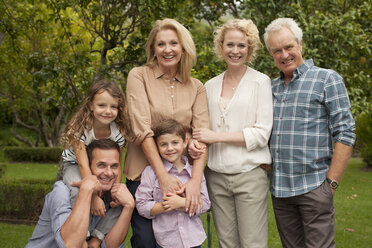 Porträt einer lächelnden Mehrgenerationenfamilie im Freien - CAIF04555