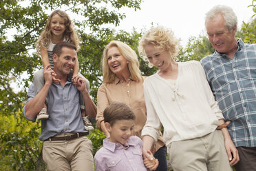 Mehrgenerationenfamilie beim gemeinsamen Spaziergang im Freien - CAIF04557