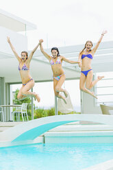Frauen springen ins Schwimmbad - CAIF04591