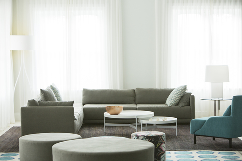 Home Showcase Wohnzimmer mit Sofas, lizenzfreies Stockfoto