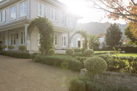 Ziergarten und Luxushaus, lizenzfreies Stockfoto