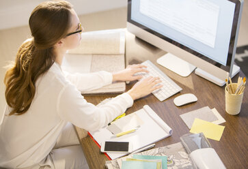 Innenarchitektin bei der Arbeit am Computer im Heimbüro - HOXF00217