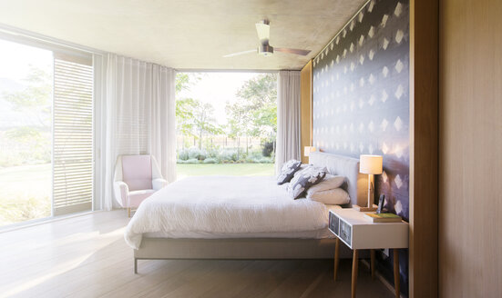 Luxuriöses Schlafzimmer mit Zugang zum Hof - HOXF00235