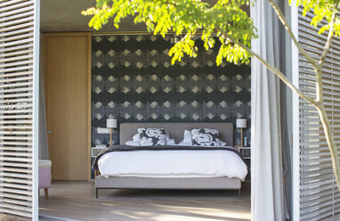 Terrassenfensterläden öffnen sich zum luxuriösen Schlafzimmer - HOXF00248