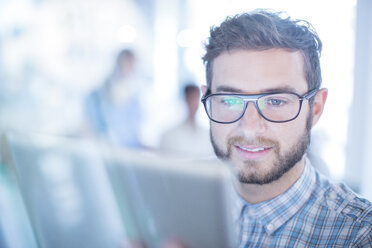 Nahaufnahme eines Geschäftsmannes mit Brille und digitalem Tablet - HOXF00329