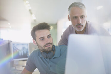 Kreative Geschäftsleute arbeiten am Computer im Büro - HOXF00372