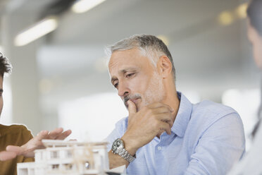 Architekten besprechen das Modell in einer Sitzung - HOXF00382