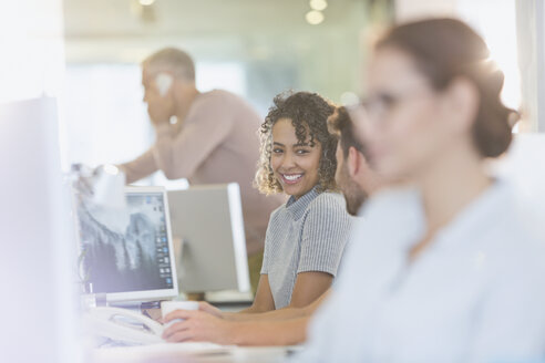 Geschäftsleute im Gespräch im Büro - HOXF00385