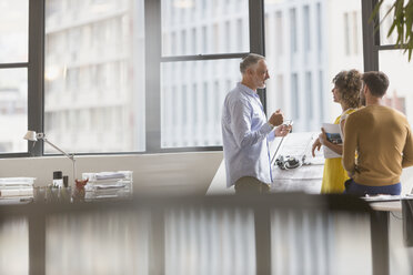 Architects meeting in office - HOXF00394