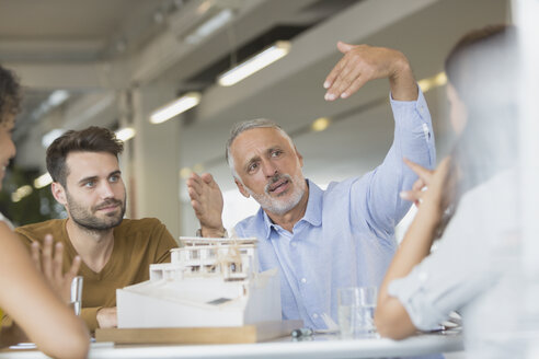 Architekten besprechen das Modell in einer Sitzung - HOXF00396