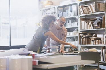 Brainstorming von Designern im Büro - HOXF00421