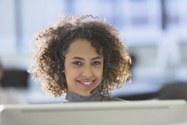 Porträt einer selbstbewussten Geschäftsfrau mit Headset im Büro - HOXF00425