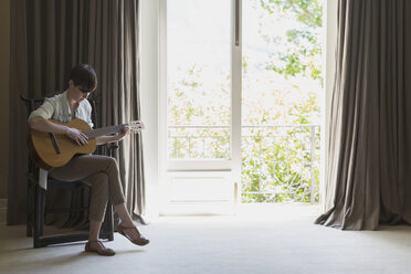 Gitarre spielende Frau am Balkonfenster - HOXF00442