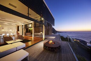 Feuerstelle auf modernem Luxus Haus Schaufenster Strandhaus bei Sonnenuntergang - HOXF00457
