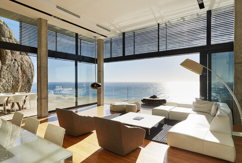 Modernes Luxus-Wohnzimmer mit sonnigem Meerblick - HOXF00462