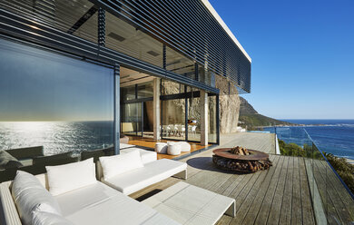 Moderne, luxuriöse Strandhaus-Terrasse mit sonnigem Meerblick - HOXF00463