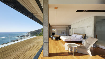 Modernes, luxuriöses Schlafzimmer mit Zugang zur Terrasse und sonnigem Meerblick - HOXF00465