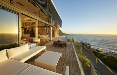 Moderne Luxus-Terrasse mit Blick auf den Sonnenuntergang am Meer - HOXF00478